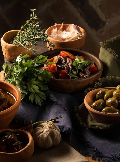 Verticale opname van een chef-kok die een gastronomische salade serveert