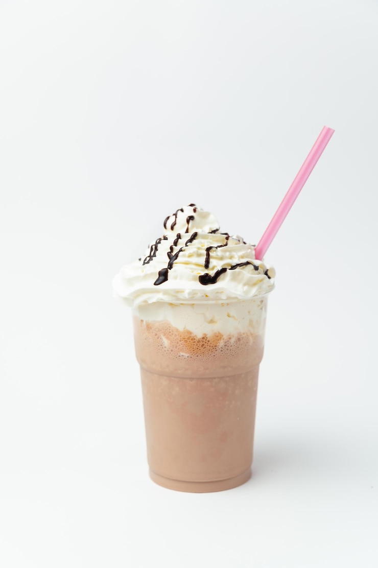 Verticale opname van een chocolademilkshake met veel slagroom erop