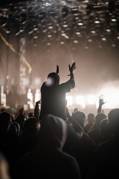 Verticale opname van een groep mensen die genieten van een rockconcert