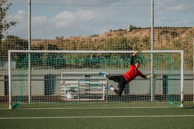 Verticale opname van een keeper die een opname probeert te stoppen.