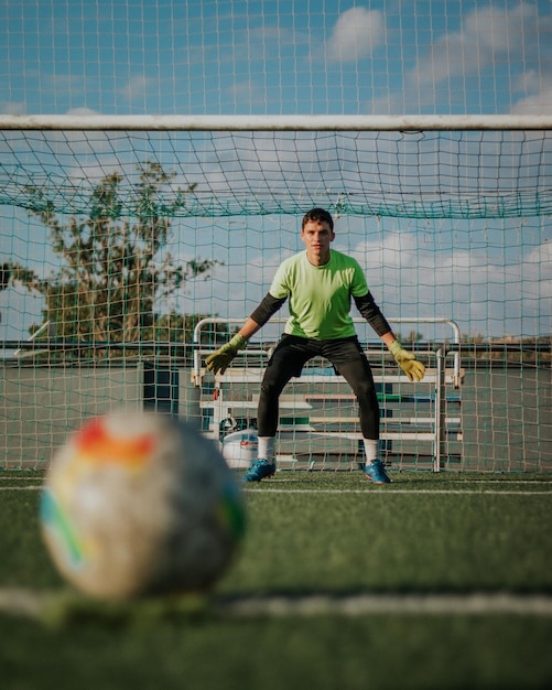 Verticale opname van een keeper in positie klaar om een opname te stoppen.