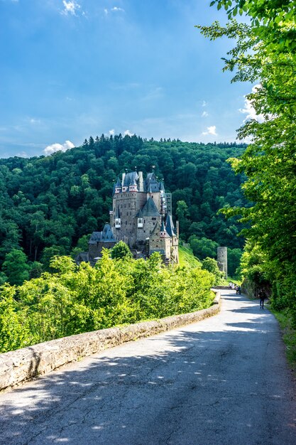 Verticale opname van een oud prachtig kasteel burg eltz in wierschem, duitsland