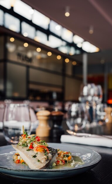 Verticale opname van een portie zeevruchten op de tafel van een restaurant