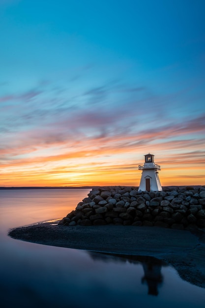 Verticale opname van een prachtig landschap, zonsondergang in de Arisaig-vuurtoren in Nova Scotia, Canada.