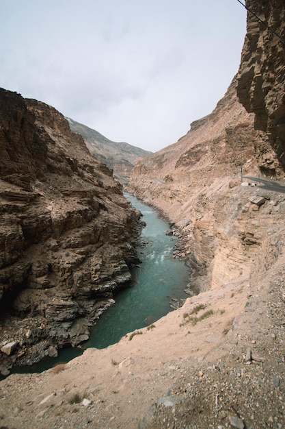 Verticale opname van een rivier met rotsachtige heuvels