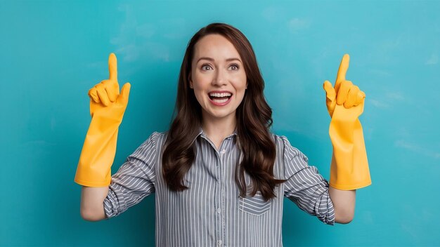 Verticale opname van gelukkige huisvrouw roept positief draagt rubberen beschermende handschoenen punten upwar