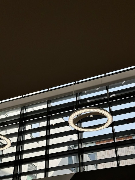 Verticale opname van het moderne minimalistische interieur van een kantoorgebouw met ronde ledlampen