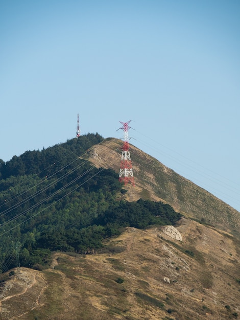 Verticale opname van het prachtige landschap van beboste heuvels nabij de kust van Bilbao