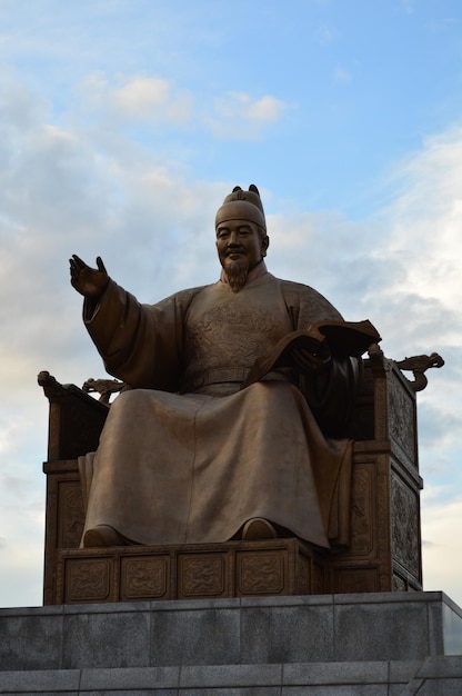 Foto verticale opname van het standbeeld van koning sejong gwanghwamun