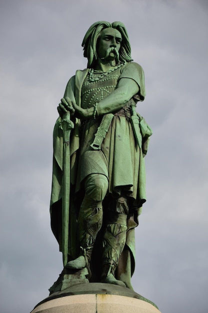 Verticale opname van het Vercingetorix-monument, vastgelegd in Bourgondië, Frankrijk