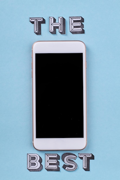 Verticale opname van smartphone op blauwe achtergrond