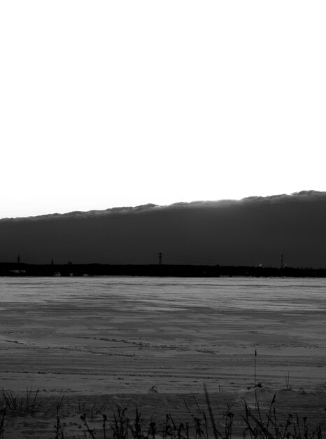 Verticale tmosferische voorkant van wolken tijdens brandende zonsondergangachtergrond