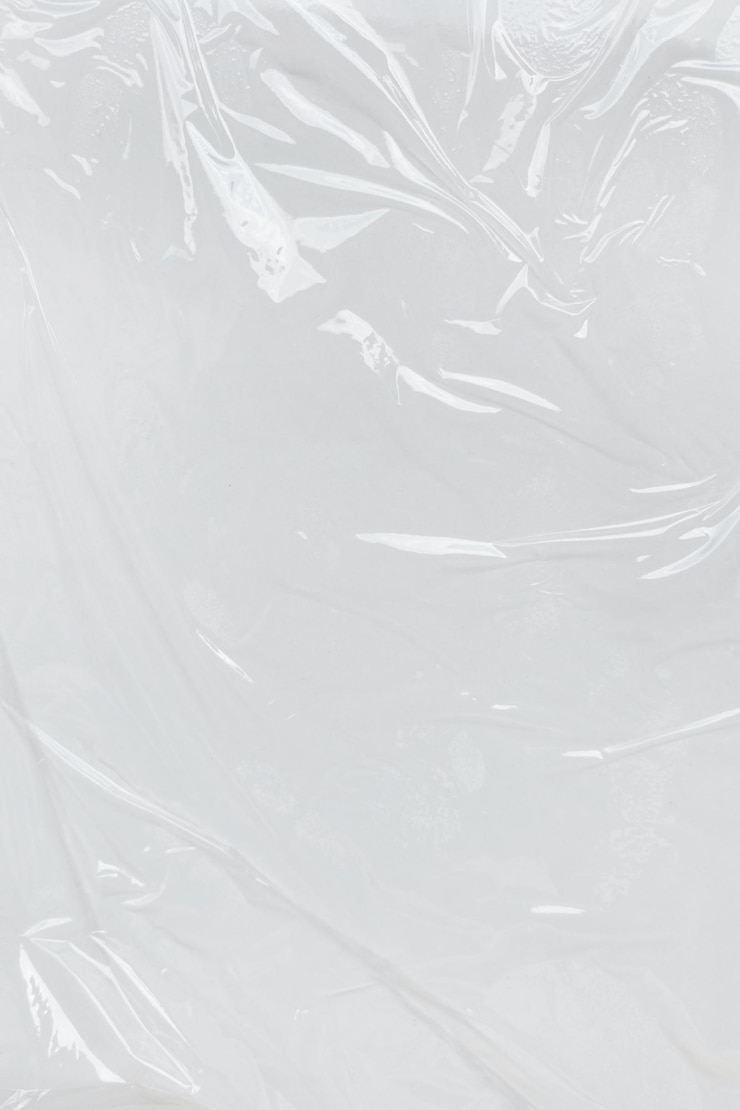 Foto verticale transparante gerimpelde plastic witte plastic of polyethyleen zak textuur macro witte achtergrond
