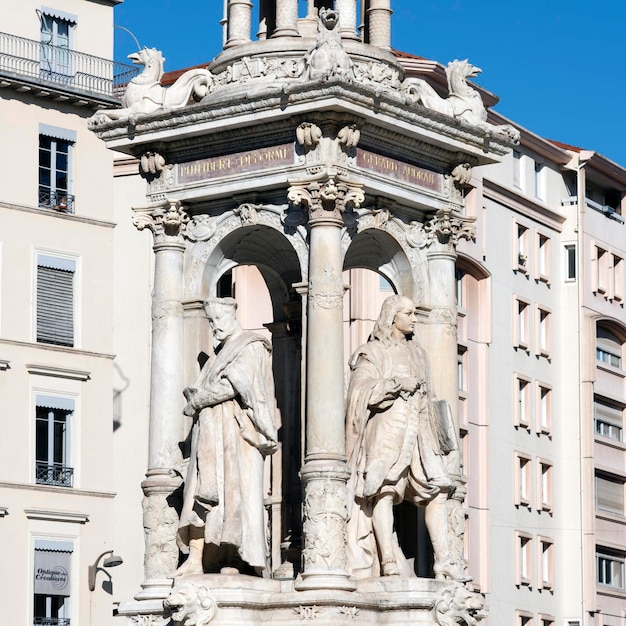 Verticale weergave van de beroemde Jacobins-fontein in Lyon