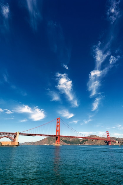 Verticale weergave van de Golden Gate Bridge in San Francisco, Californië, Verenigde Staten