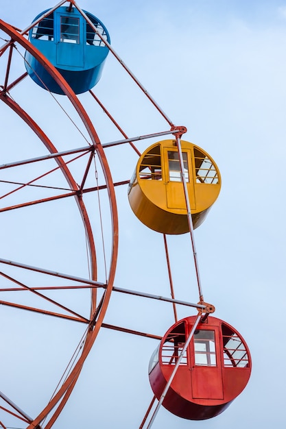 Verticale weergave van een gestopt reuzenrad onder de schone blauwe lucht zonder mensen