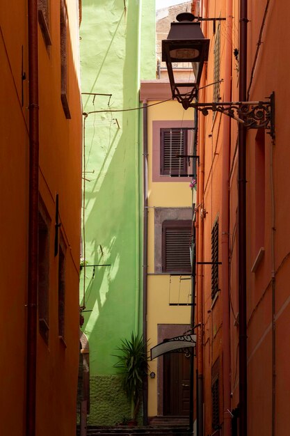 Verticale weergave van het einde van de straat met kleurrijke huizen in het traditionele dorp Bosa Sardinia Italy