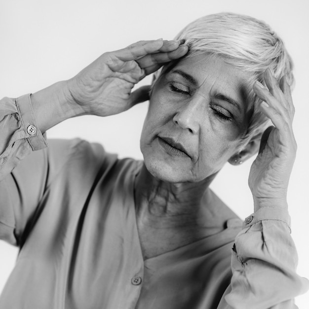 Photo vertigo senior woman suffering from vertigo dizziness