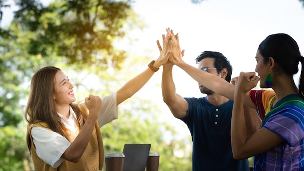 Vertrouw op partnerschap Jonge gelukkige vriend partner mensen Vertrouw op vrolijke handen omhoog Succesvol groepswerk in teamverband Diverse LGBTQ-cultuurstudenten die samen vieren Groep mensen die elkaar ondersteunen