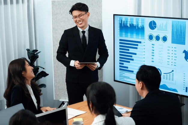 Vertrouwen en jonge aziatische zakenman geven presentatie om harmonie te bevorderen