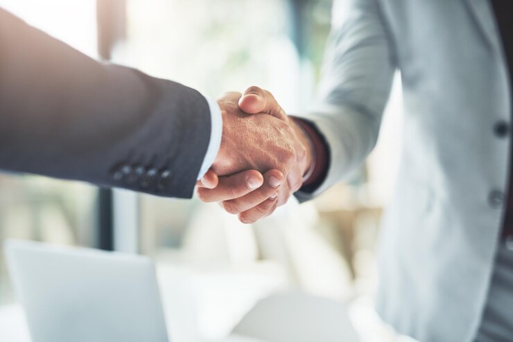 Foto vertrouwen handdrukken en zakenmensen in het kantoor voor deal verwelkoming of onboarding voor b2b samenwerking partnerschap teamwerk en handdrukken voor overeenkomst consulting of introductie in vergadering