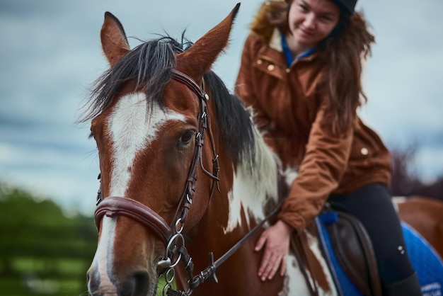 Vertrouwen is alles Geschoten van een tienermeisje dat haar pony berijdt op een boerderij