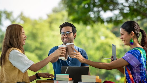 Vertrouwen partnerschap Jonge gelukkige vriend partner mensen Vertrouwen hand met een kopje koffie en stoten vuist Diverse LGBTQ-cultuur studenten samen vieren Groep mensen die elkaar ondersteunen Team