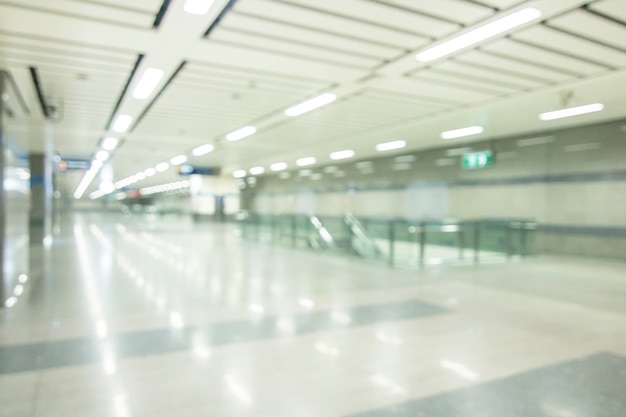 Vervaag de kamer en de hal van het metrostation