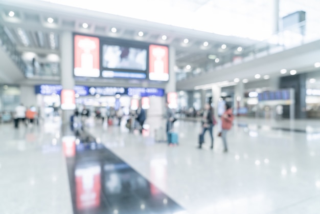 Vervagen scène met toeristen in de luchthaven