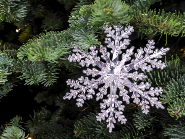 vervagen sneeuwvlok ornament op kerstboom