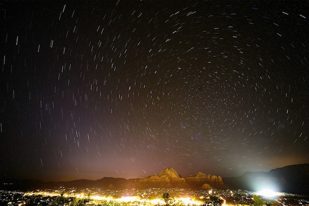 Vervaging van cirkelvormige sterren 's nachts in het landschap van Sedona, Arizona