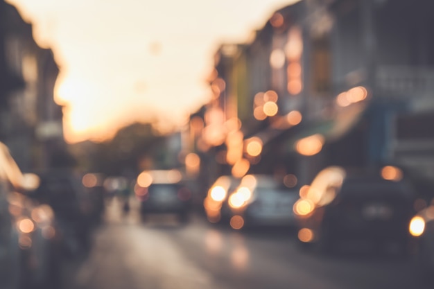 Vervaging van de auto en de oude stad met bokeh in Phuket, Thailand