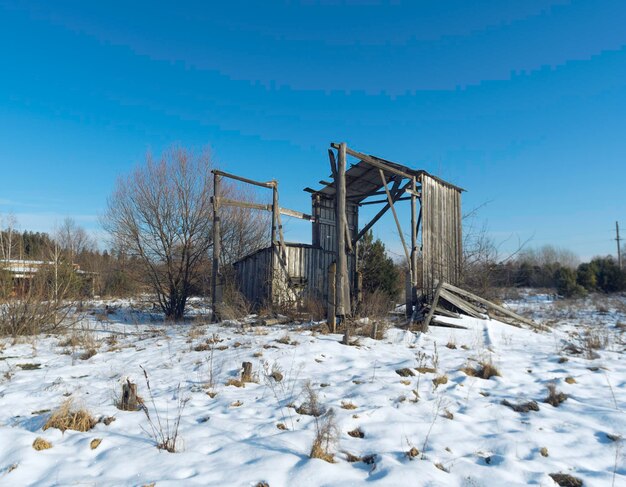 Vervallen houten kamer De overblijfselen van een houten gebouw Houten gebouw in het veld