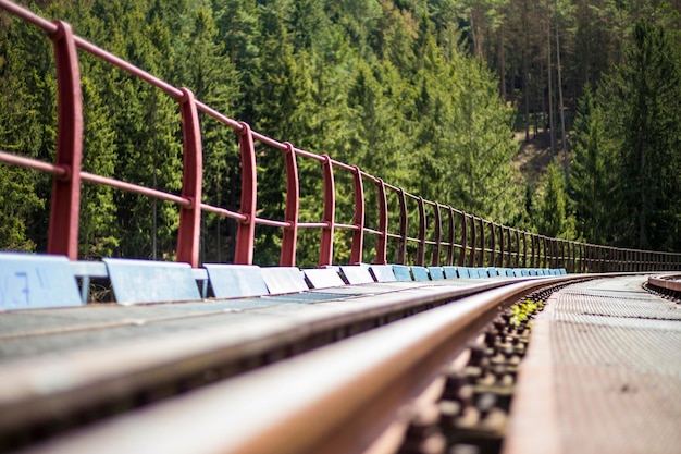 Foto vervallen spoorlijnen en stalen brug