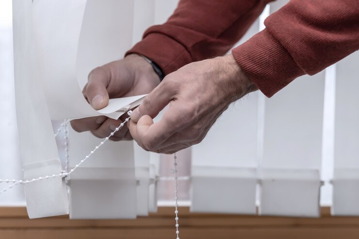 Vervanging van de onderste ketting in de jaloezieën. Home reparatie.