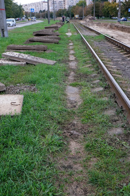 Vervanging van oude tramsporen in Kiev september 2021 voorbereiding voor het leggen van nieuwe rails