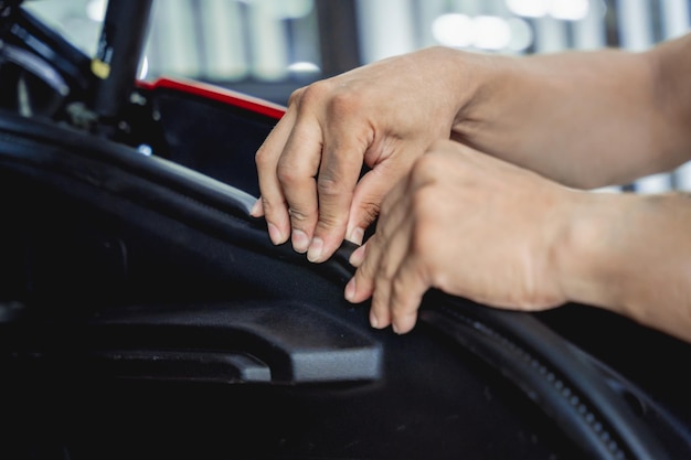 Vervanging van reserveonderdelen op een gedemonteerde auto in een autoservicegarage