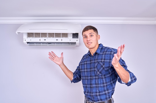 Vervangings- en reinigingsconcept voor thuisairconditioners professionele fixer met geschokt gezicht toont vuile filters