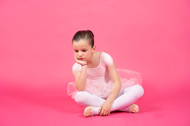 Verveeld balletdanser meisje zittend op de vloer