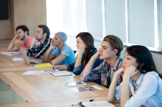 Verveeld creatief business team het bijwonen van een vergadering in de vergaderruimte