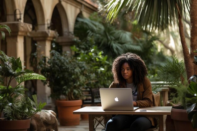 Verveeld jong Afro-Amerikaans meisje moe van leren thuis zitten kijken naar laptop lui apathisch