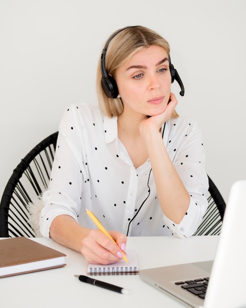 Foto verveeld vrouw bijwonen van online cursussen