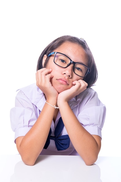 Verveelde en vermoeide student na studie. Geïsoleerd op de witte achtergrond