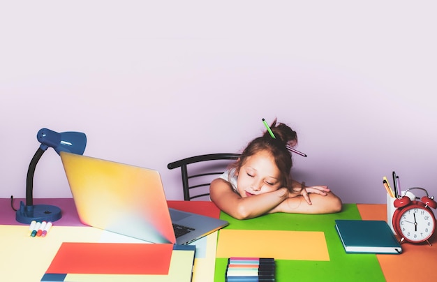 Verveelde kinderen student luisteren terwijl klasgenoot slapen op school. Kind en emoties concept.