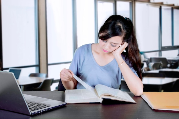 Verveelde student studeert in de klas