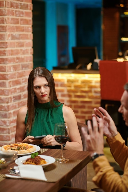 Verveelde vrouw op romantische date