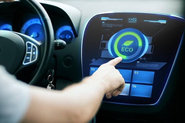 vervoer, moderne, groene energie, technologie en mensenconcept - mannenhand met auto-ecosysteemmodus