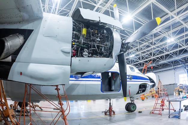 Vervoer turbopropvliegtuigen in de hangar Close-up van een open vliegtuigmotor