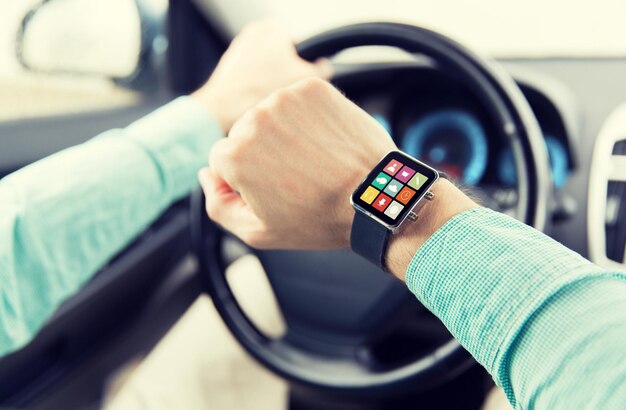 vervoer, zakenreis, technologie, tijd en mensenconcept - close-up van de mens met toepassingspictogrammen op smartwatch-scherm rijdende auto