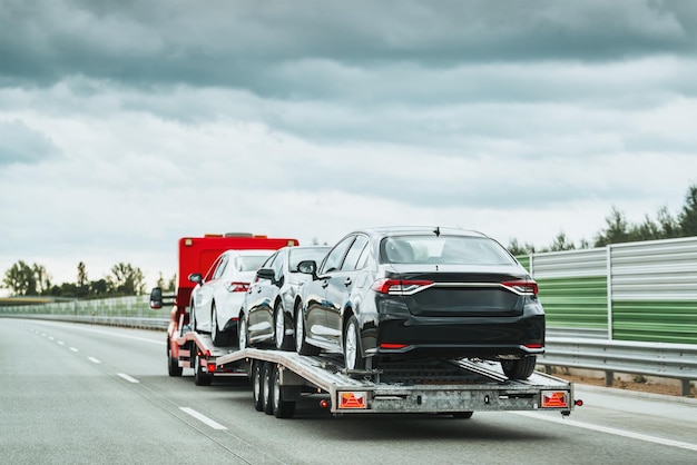 Vervoershulp vervoert een auto met een storing op de weg Rollback sleepwagen Een sleepwagen levert een defecte voertuig Vervoershulp helpt een bestuurder in de problemen